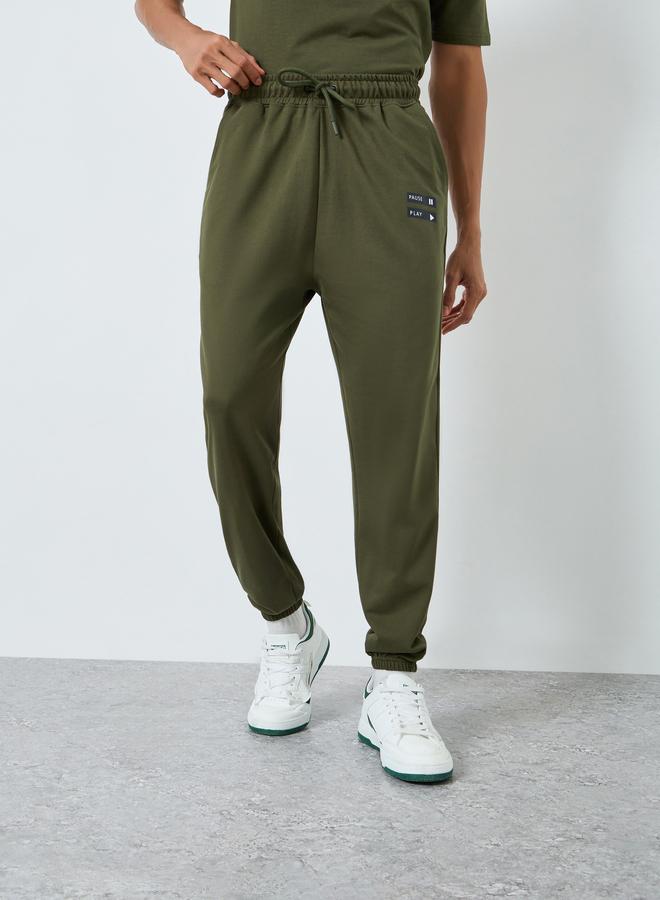 ستايلي طقم منسق من تيشيرت بقصة واسعة وجوغر للرجال - Image 4